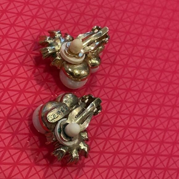 Vintage Signed Marvella Pearl Clip-on Earrings - Picture 5 of 6